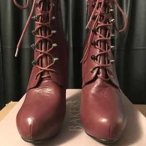 Burgundy ankle boots. Heels.
